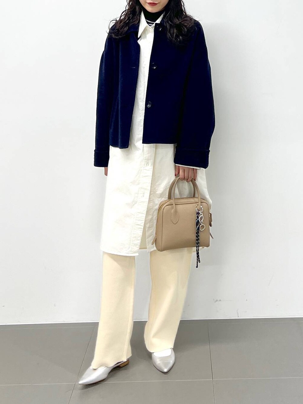 ホワイト系のその他パンツ、ホワイト系のシャツワンピース、シルバー系のパンプスを着用したレディースの冬コーディネートの8枚目の写真