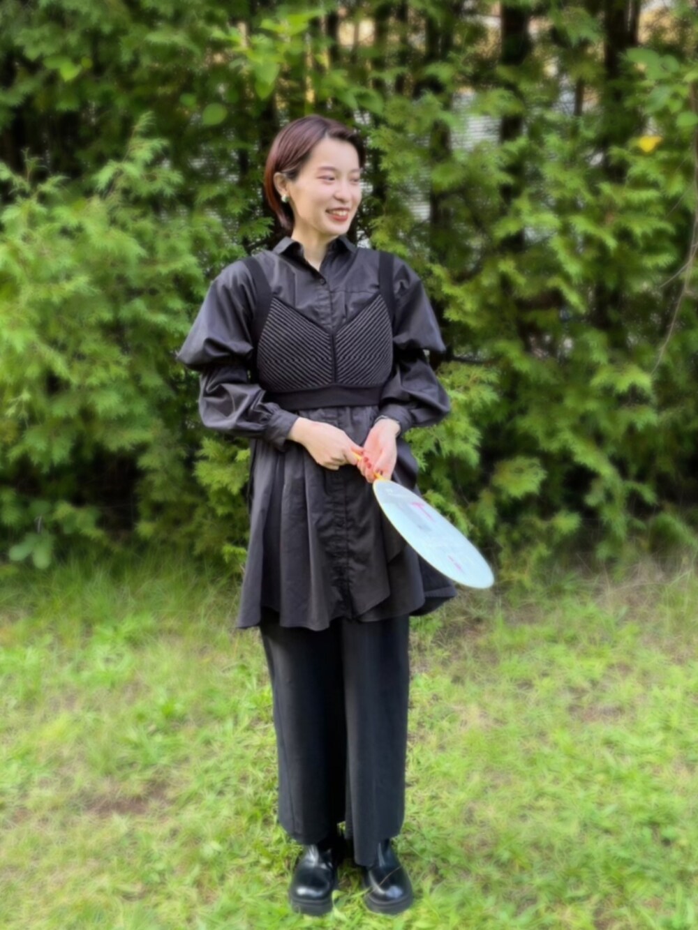 ブラック系のスカート、ブラック系のシャツ/ブラウス、ブラック系のトップスを着用したレディースの春コーディネートの2枚目の写真