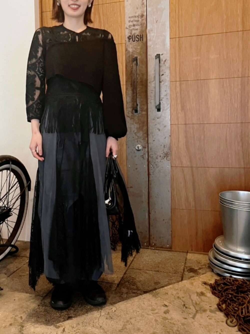 ブラック系のトップス、ブラック系のトップスを着用したレディースの春コーディネートの2枚目の写真