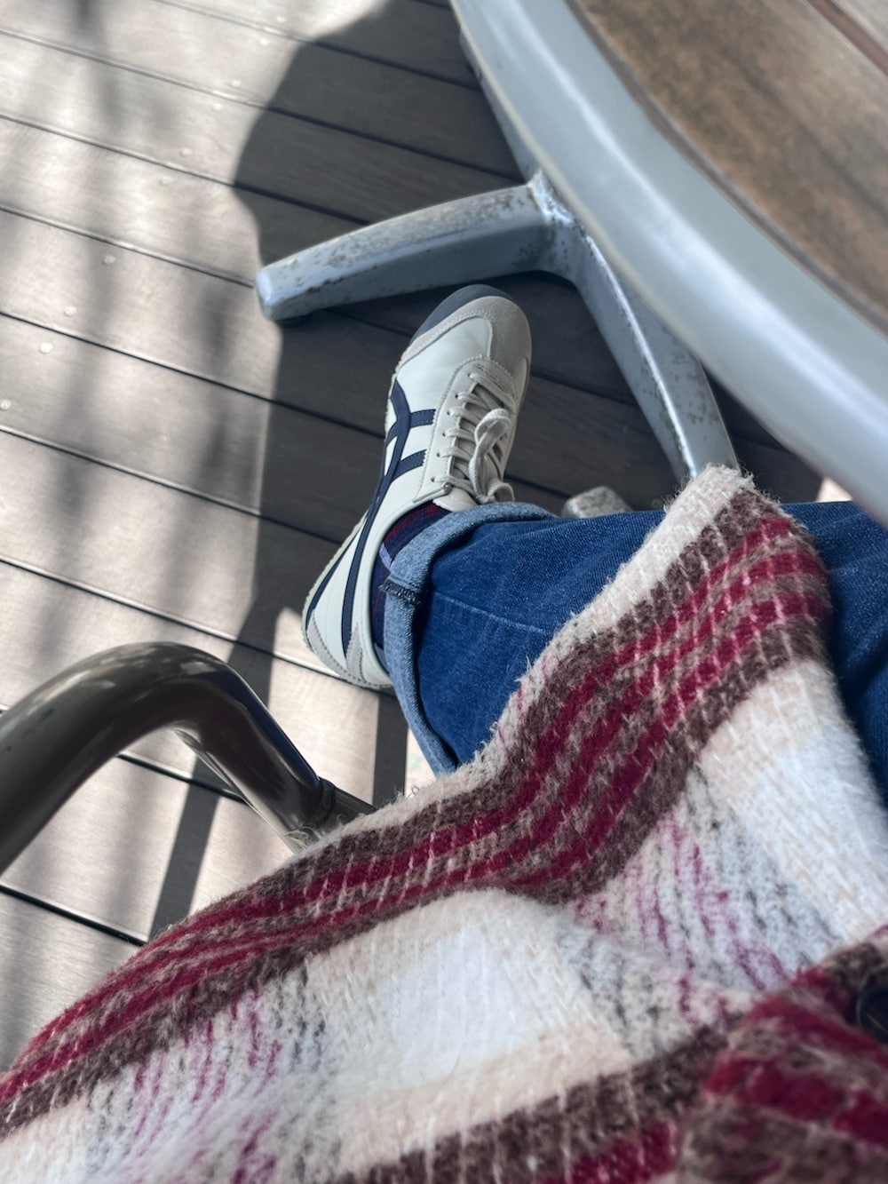 ブルー系のその他パンツ、グレー系のニット/セーター、ブルー系のスニーカーを着用したレディースの冬コーディネートの2枚目の写真