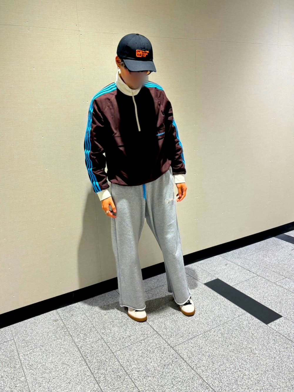 ブラウン系のジャージ、グレー系のスウェットパンツ、ホワイト系のスニーカーを着用したメンズの春コーディネートの2枚目の写真