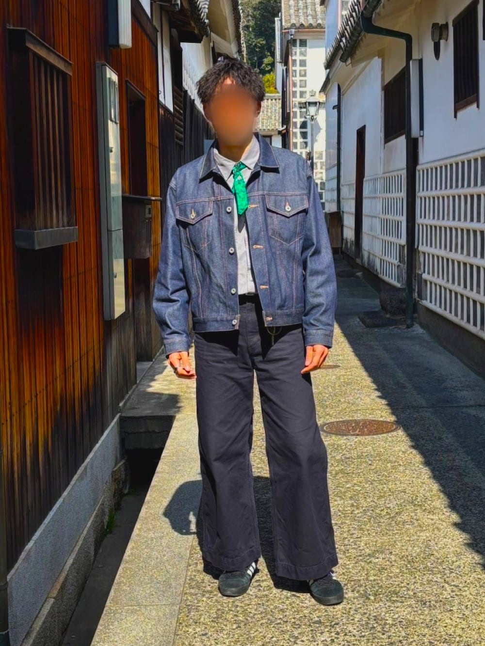 「差し色コーデ、グリーン、春コーデ、スカーフ、ワイドパンツ、スニーカー、デニムジャケット、シルバーアクセサリー、シャツスタイル、カジュアル、ストリートシック、春色、小物使い、デニム、adidas」｜「adidasのプイグ インドア / Puig Indoor / アディダスオリジナルス adidas Originals（スニーカー、ブラック系）」を使った、Ryさん（メンズ・175cm）の春コーディネートの2枚目の写真
