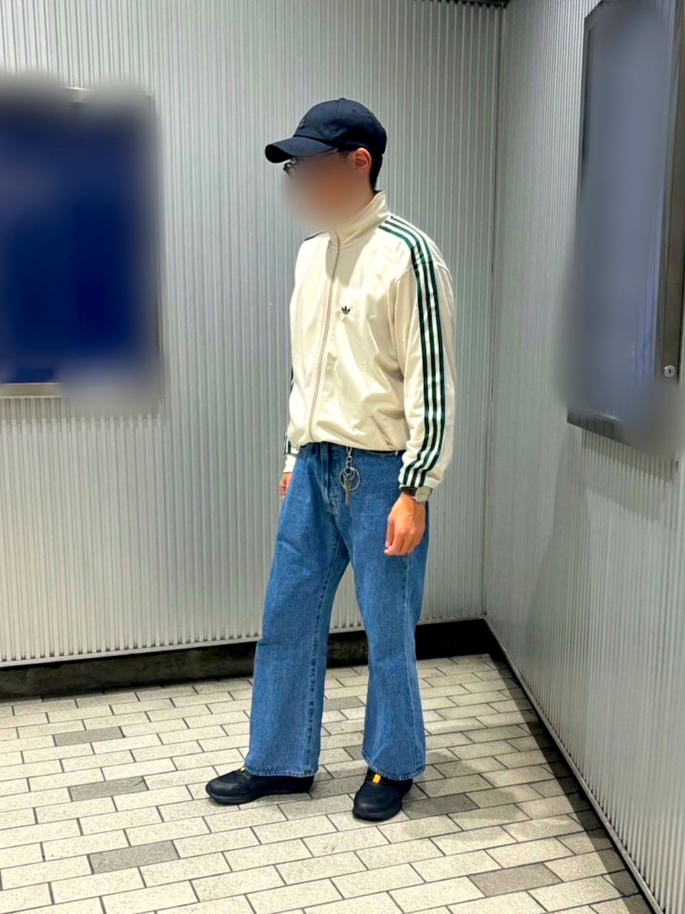 ホワイト系のその他アウター、ブルー系のデニムパンツ、ブラック系のスニーカーを着用したメンズの秋コーディネートの2枚目の写真