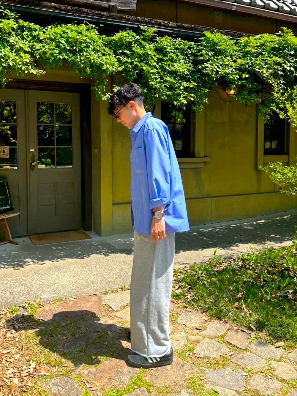 ブラック系のスニーカー、ブルー系のシャツ/ブラウス、グレー系のスウェットパンツを着用したメンズの春コーディネートの2枚目の写真