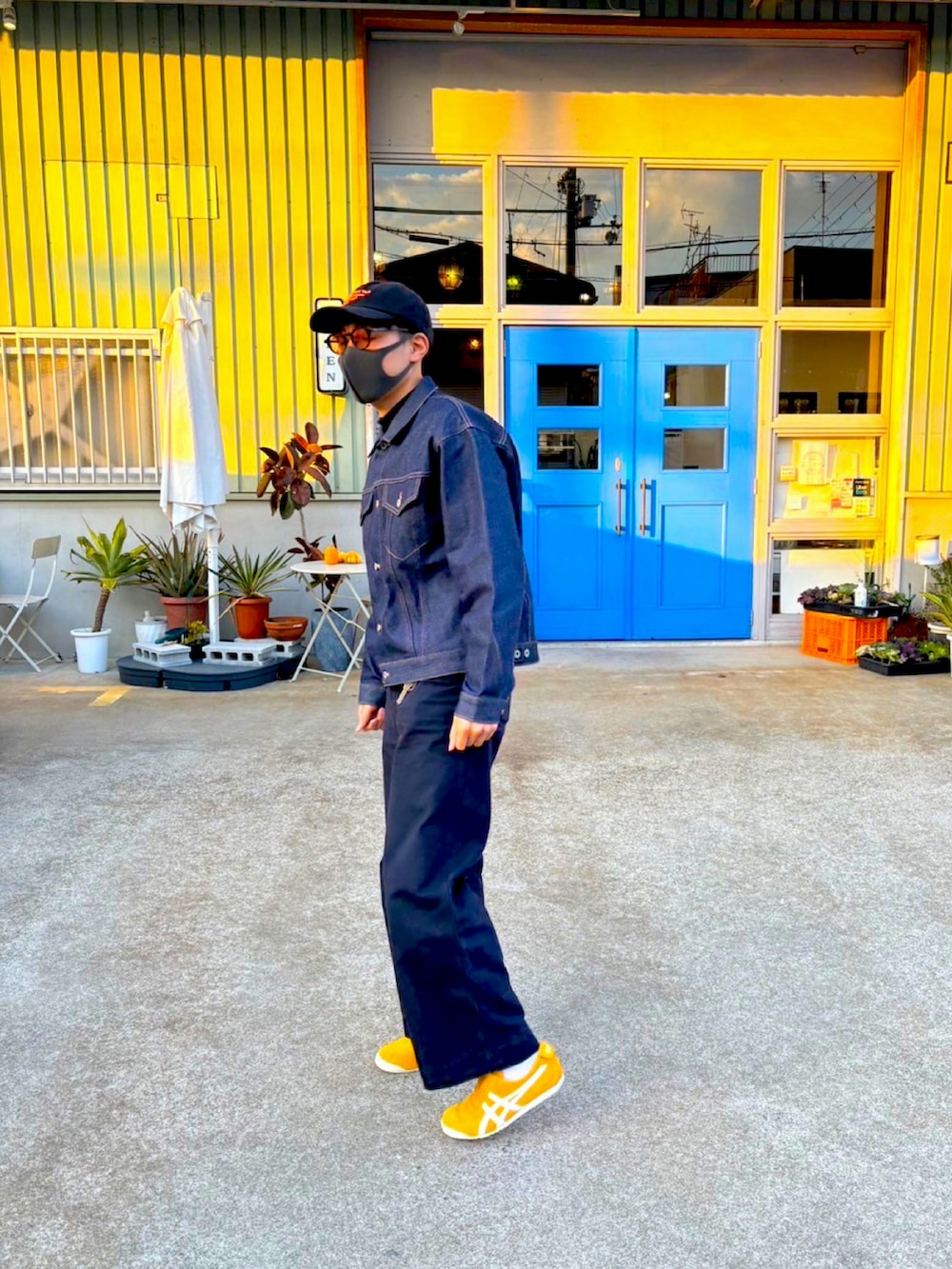 ブルー系のデニムジャケット、イエロー系のスリッポン、ブラック系のその他パンツを着用したメンズの冬コーディネートの2枚目の写真