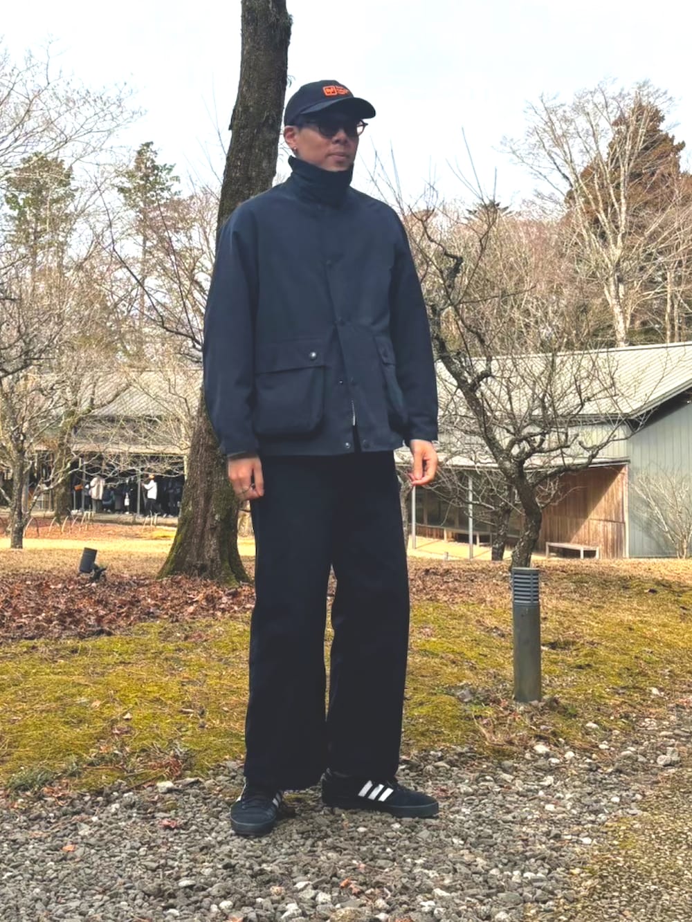 ブラック系のスニーカー、ブルー系のジャケット/アウター、ブラック系のその他パンツを着用したメンズの秋コーディネートの2枚目の写真