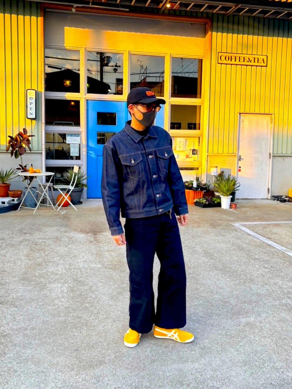 ブルー系のデニムジャケット、イエロー系のスリッポン、ブラック系のその他パンツを着用したメンズの冬コーディネートの5枚目の写真