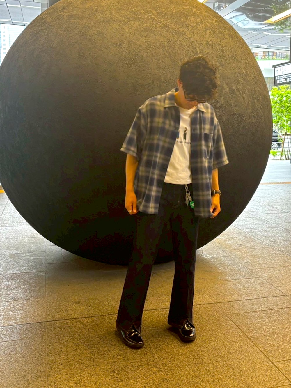 ブルー系のシャツ/ブラウス、ブラック系のローファー、ブルー系のデニムパンツを着用したメンズの春コーディネートの2枚目の写真