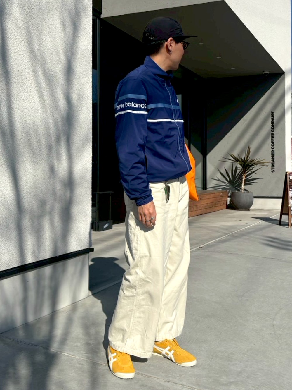 ホワイト系のその他パンツ、イエロー系のスリッポン、ブルー系のジャージを着用したメンズの冬コーディネートの3枚目の写真