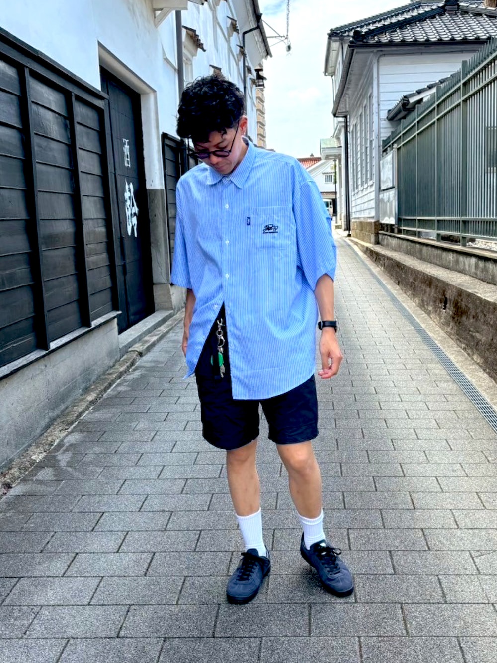 「ハーフパンツ、ビックシルエット、ストライプシャツ、スポーツミックス、淡色コーデ、シャツスタイル、UNIQLO、PUMA、スニーカー、カジュアル、ソックス、カジュアルストリート、別注、夏コーデ、夏」｜「WHO'S WHO galleryのCOOPER FACTストライプスーパービッグ半袖シャツ（シャツ/ブラウス、ブルー系）」を使った、Ryさん（メンズ・175cm）の夏コーディネートの2枚目の写真