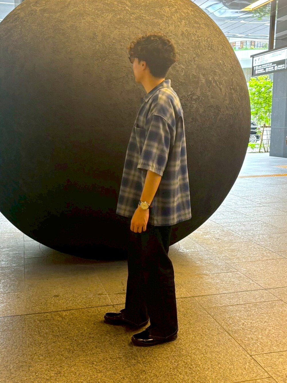 ブルー系のシャツ/ブラウス、ブラック系のローファー、ブルー系のデニムパンツを着用したメンズの春コーディネートの3枚目の写真