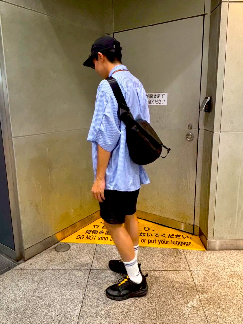 ブラック系のショルダーバッグ、ブルー系のシャツ/ブラウス、ブラック系のパンツを着用したメンズの夏コーディネートの3枚目の写真