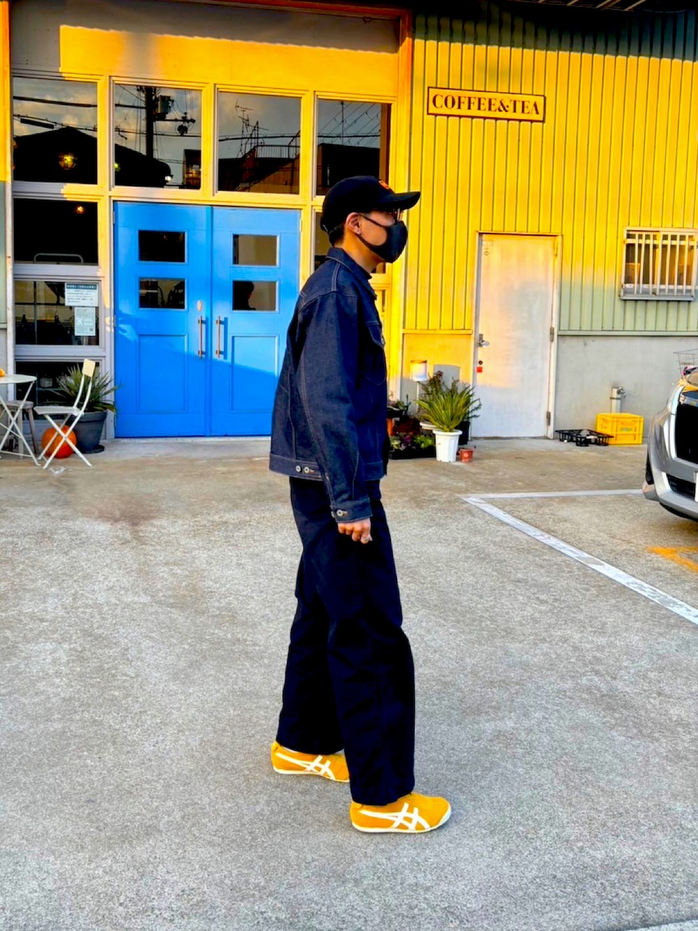 ブルー系のデニムジャケット、イエロー系のスリッポン、ブラック系のその他パンツを着用したメンズの冬コーディネートの4枚目の写真