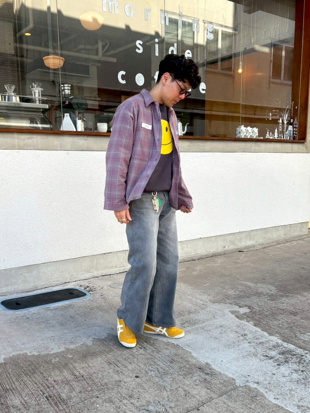 グレー系のデニムパンツ、イエロー系のスリッポン、ブラック系のスウェットを着用したメンズの冬コーディネートの4枚目の写真