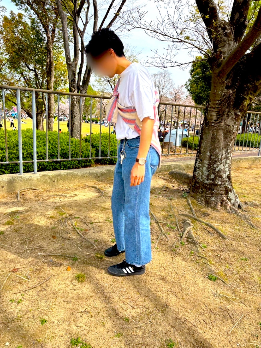 「春めき満開コーデ、たすき掛け、さし色、春服、春色、スニーカー、adidas、デニム、Tシャツ、タックイン、白Tシャツ、アクセサリー、カジュアル、柄シャツ、ピクニック」｜「adidasのプイグ インドア / Puig Indoor / アディダスオリジナルス adidas Originals（スニーカー、ブラック系）」を使った、Ryさん（メンズ・175cm）の春コーディネートの2枚目の写真