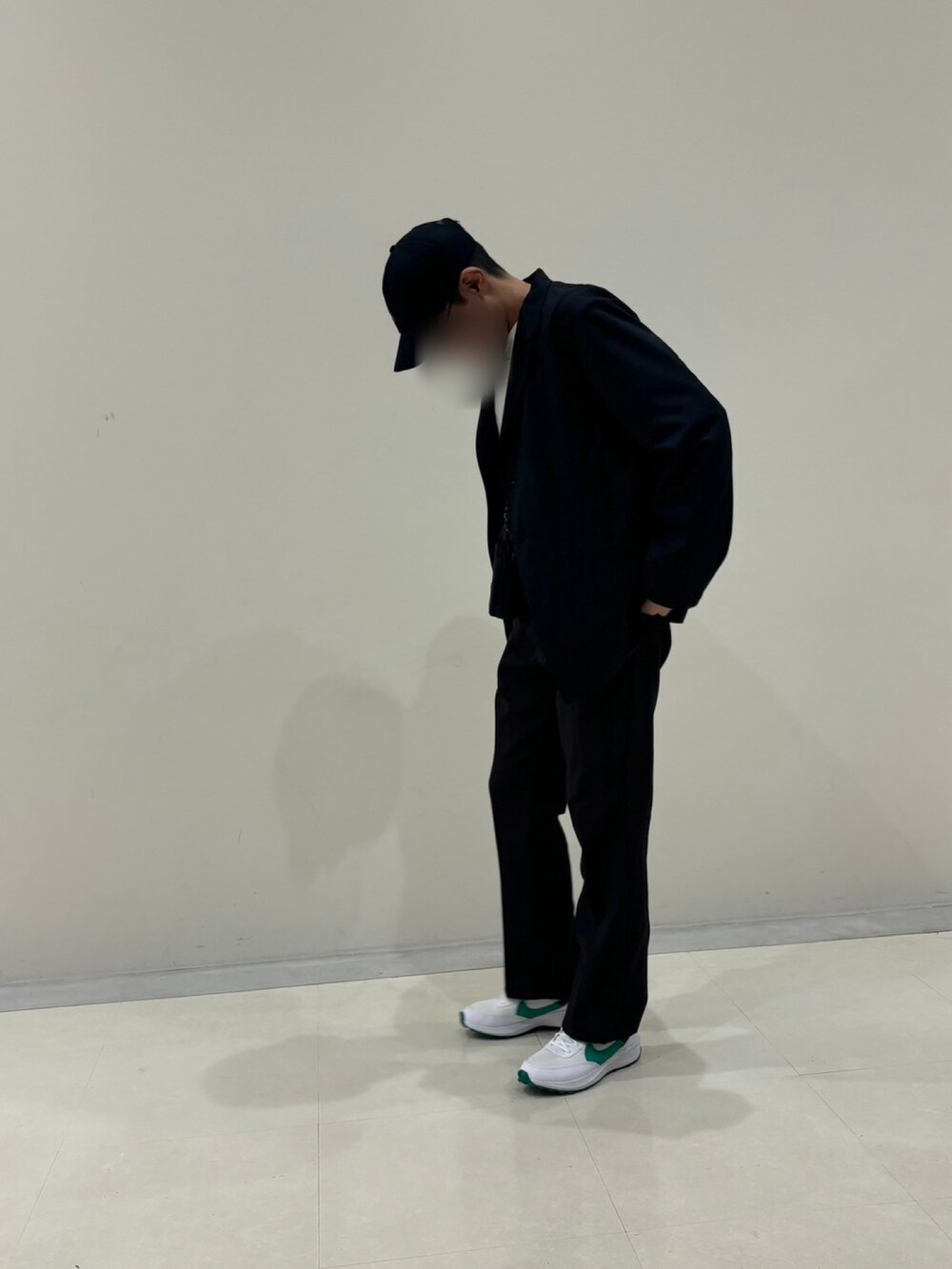 ブラック系のスラックス、ブラック系のショルダーバッグ、ブラック系のテーラードジャケットを着用したメンズの秋コーディネートの4枚目の写真