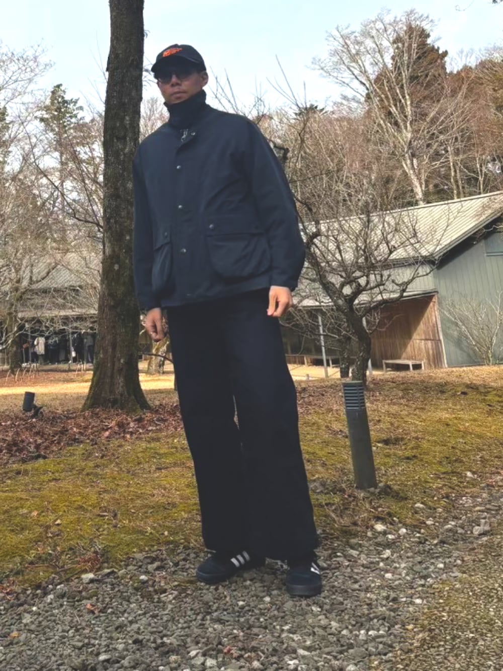 ブラック系のスニーカー、ブルー系のジャケット/アウター、ブラック系のその他パンツを着用したメンズの秋コーディネートの3枚目の写真