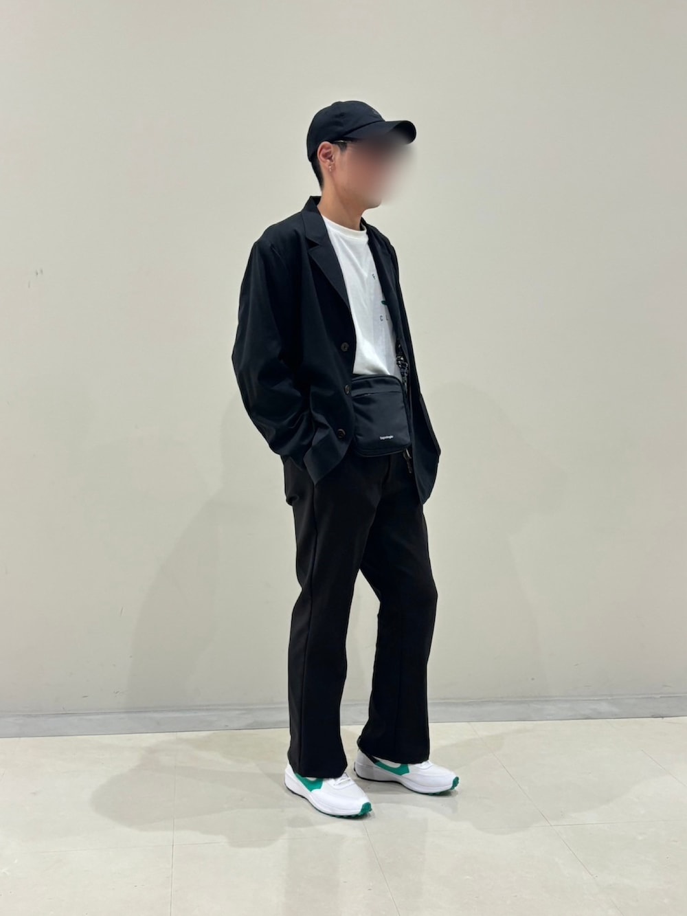 ブラック系のスラックス、ブラック系のショルダーバッグ、ブラック系のテーラードジャケットを着用したメンズの秋コーディネートの2枚目の写真