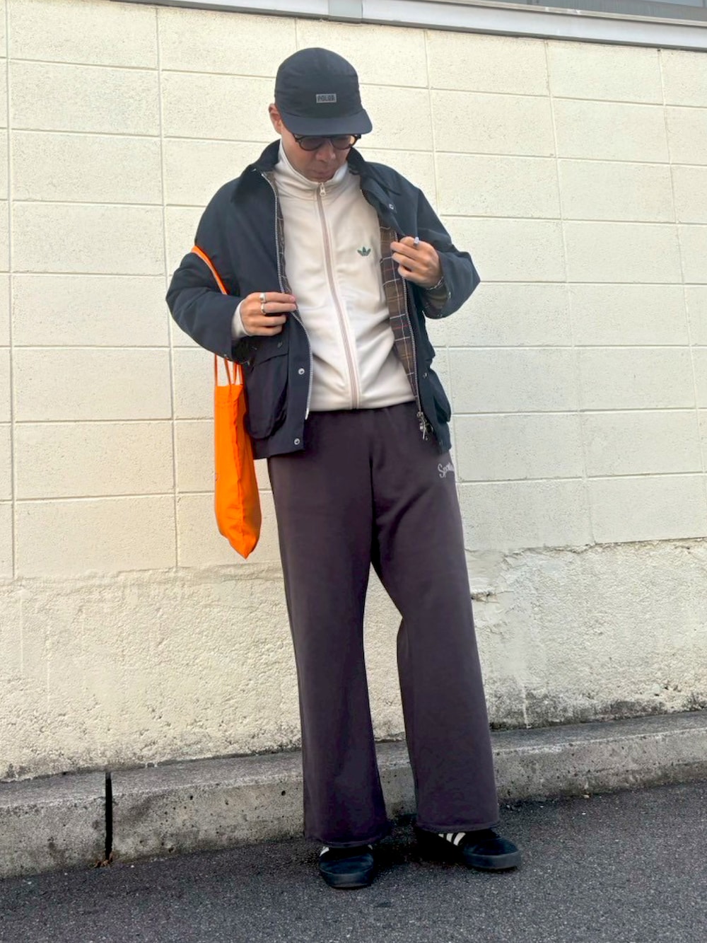 ホワイト系のその他アウター、グレー系のスウェットパンツ、ブラック系のスニーカーを着用したメンズの秋コーディネートの2枚目の写真