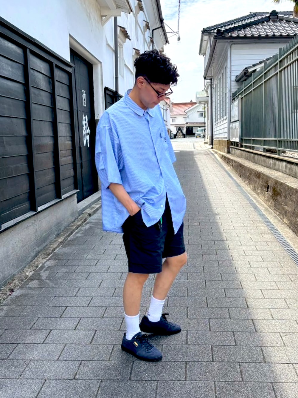 「ハーフパンツ、ビックシルエット、ストライプシャツ、スポーツミックス、淡色コーデ、シャツスタイル、UNIQLO、PUMA、スニーカー、カジュアル、ソックス、カジュアルストリート、別注、夏コーデ、夏」｜「WHO'S WHO galleryのCOOPER FACTストライプスーパービッグ半袖シャツ（シャツ/ブラウス、ブルー系）」を使った、Ryさん（メンズ・175cm）の夏コーディネートの3枚目の写真