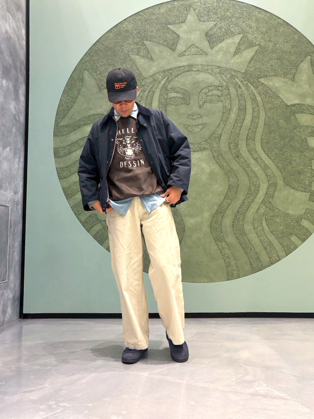 ホワイト系のその他パンツ、ブルー系のスニーカー、ブラウン系のスウェットを着用したメンズの春コーディネートの2枚目の写真