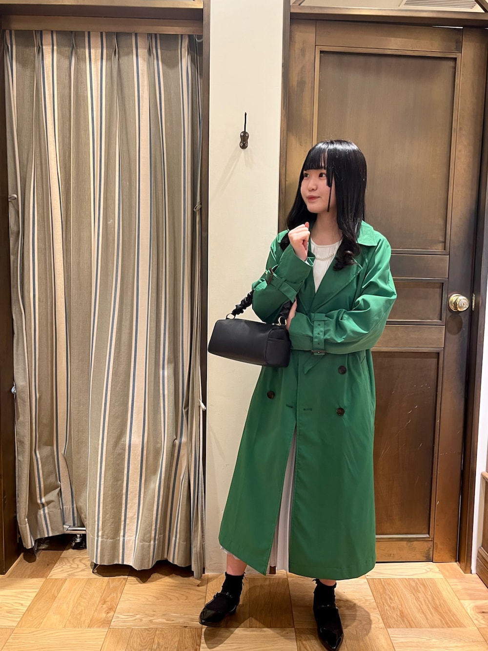 「シンプルコーデ、春服コーデ、オトナカワイイ」｜「Te chichiのツイルトレンチコート【花粉ブロック加工・撥水加工】（トレンチコート、グリーン系）」を使った、さとうさん（レディース・154cm）の春コーディネートの2枚目の写真