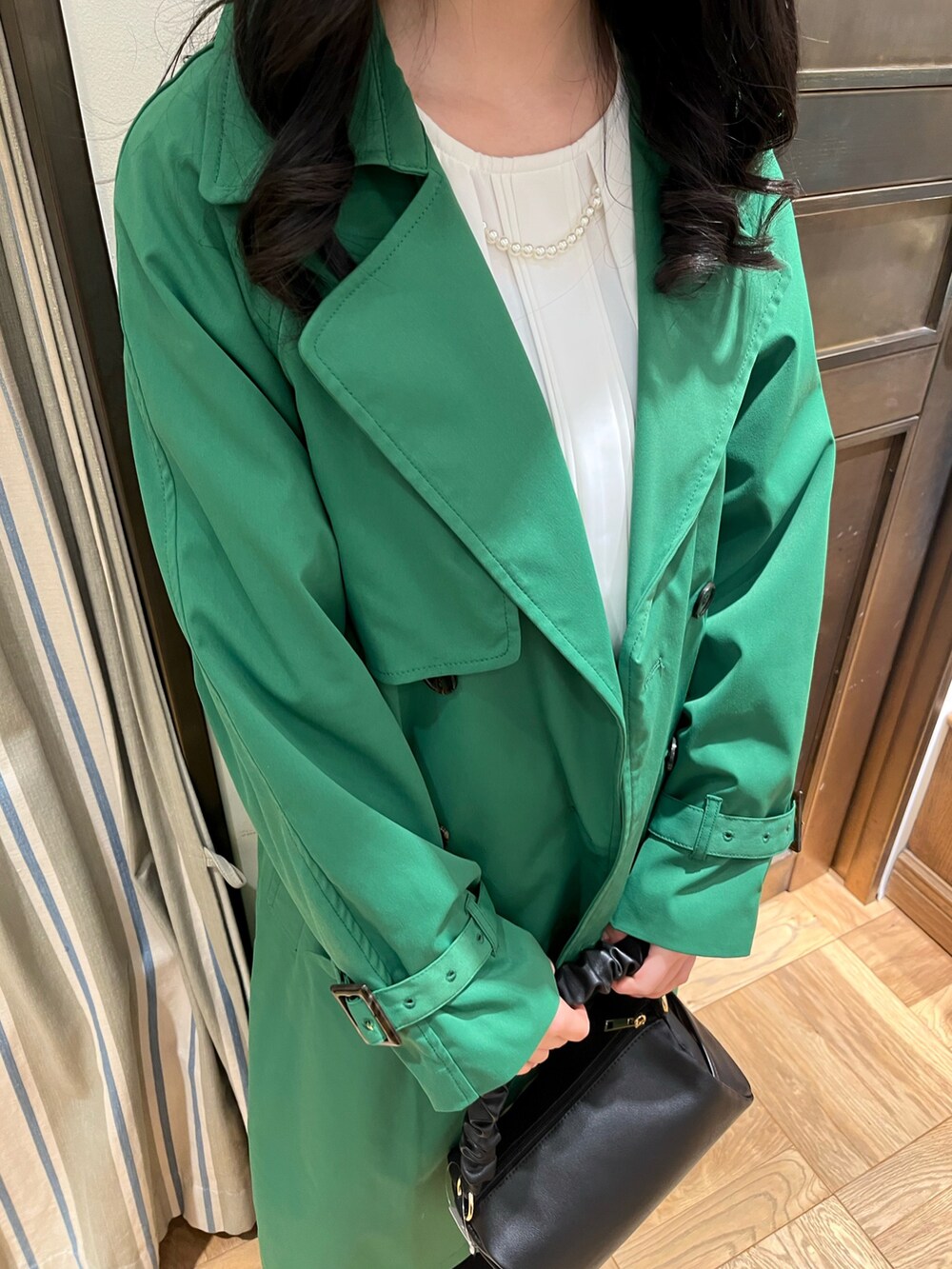 「シンプルコーデ、春服コーデ、オトナカワイイ」｜「Te chichiのツイルトレンチコート【花粉ブロック加工・撥水加工】（トレンチコート、グリーン系）」を使った、さとうさん（レディース・154cm）の春コーディネートの3枚目の写真