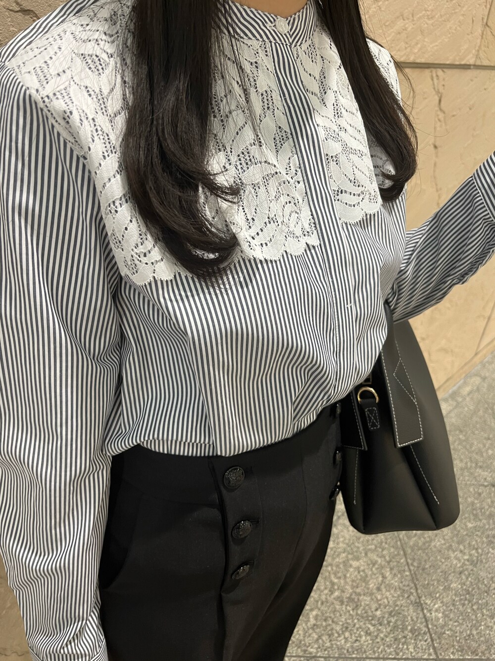 ブラック系のハンドバッグ、ブルー系のシャツ/ブラウス、ブルー系のその他パンツを着用したレディースの春コーディネートの2枚目の写真