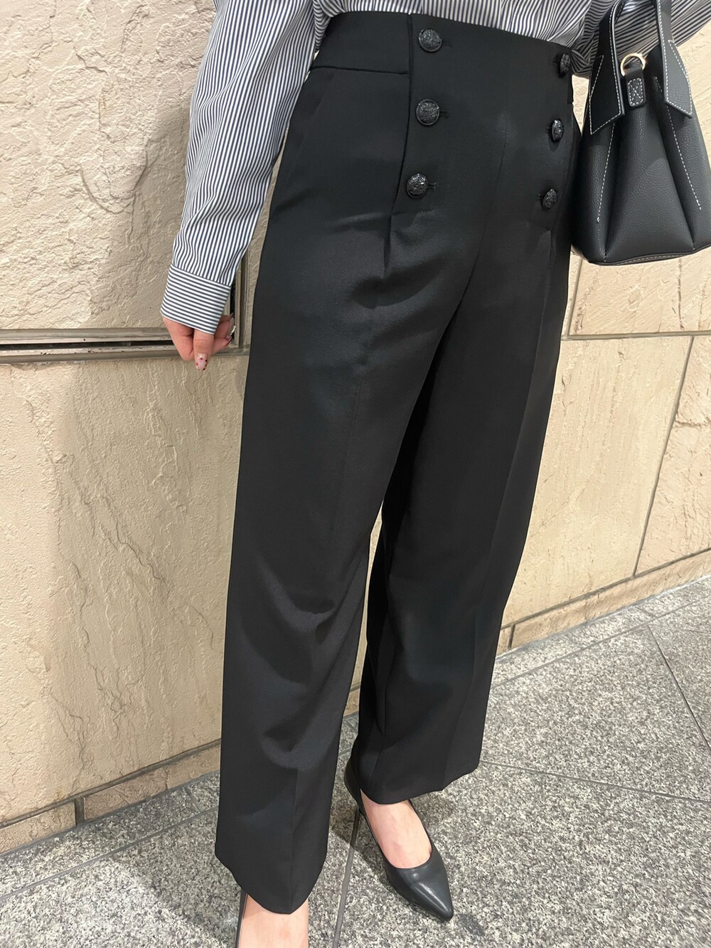 ブラック系のハンドバッグ、ブルー系のシャツ/ブラウス、ブルー系のその他パンツを着用したレディースの春コーディネートの3枚目の写真