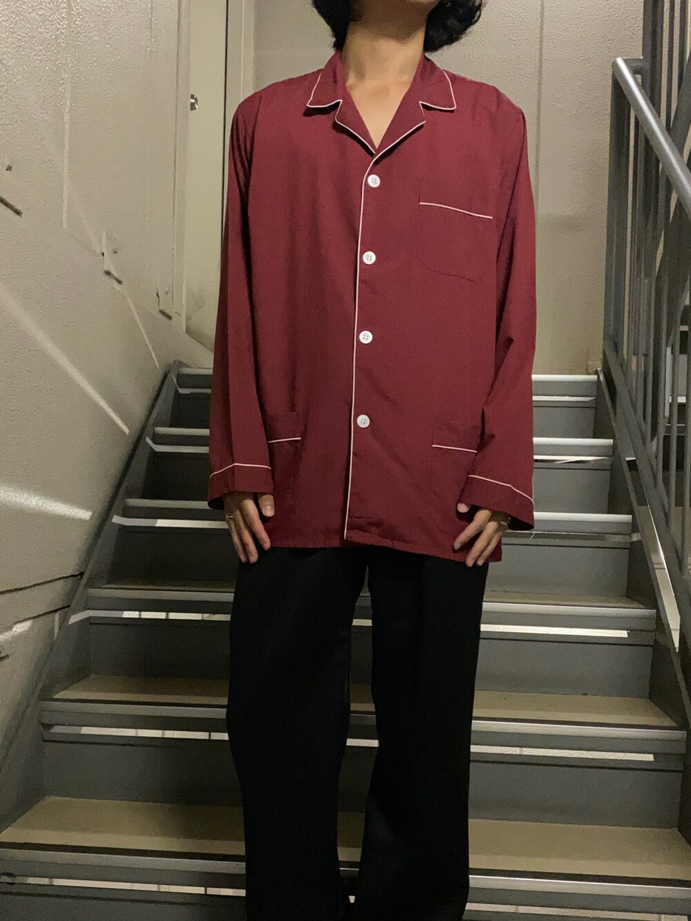 レッド系のシャツ/ブラウス、ブラック系のスラックス、ブラック系のスニーカーを着用したメンズの夏コーディネートの4枚目の写真