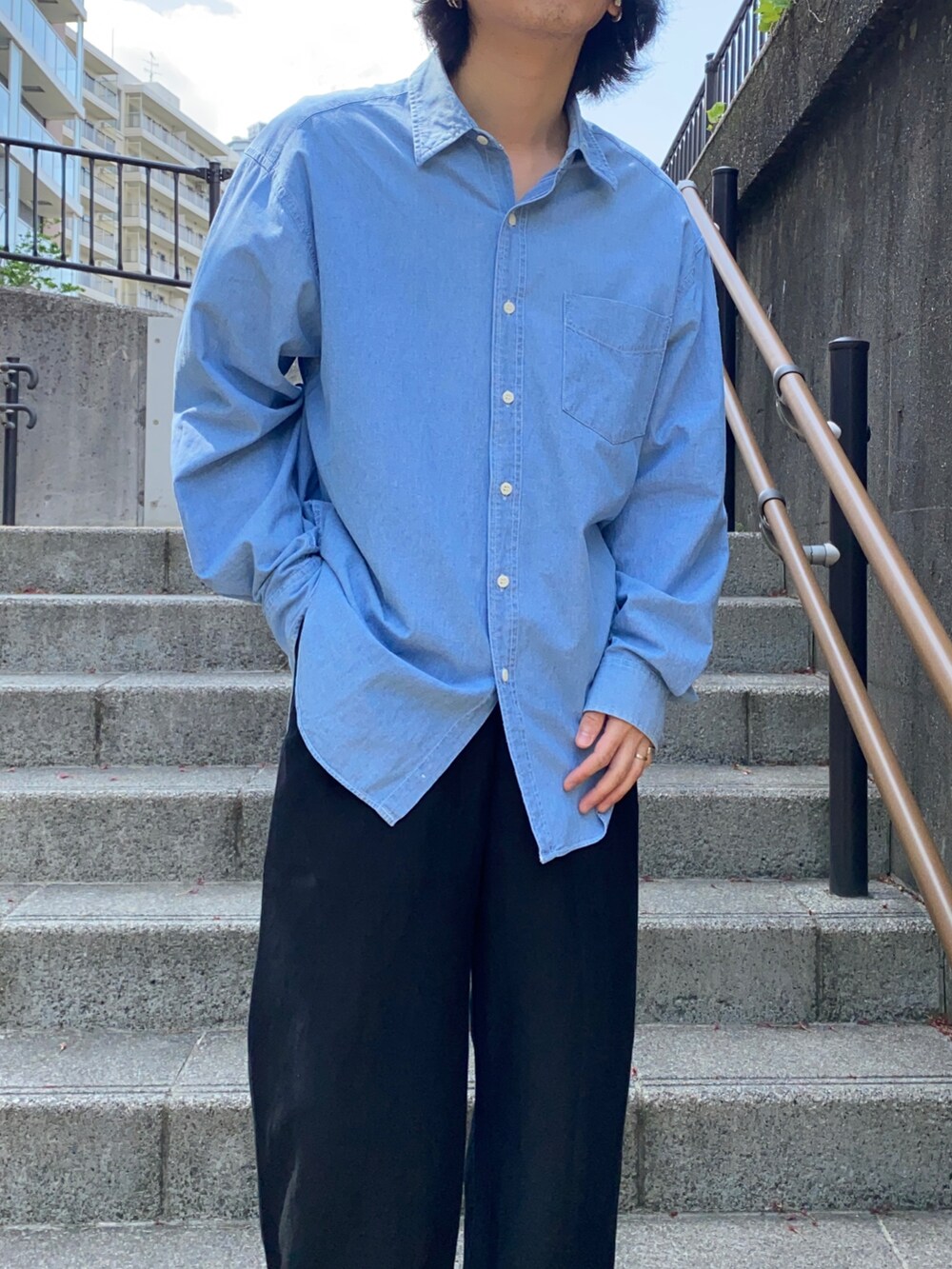 ブルー系のシャツ/ブラウス、ブラック系のパンツ、ブラック系のスニーカーを着用したメンズの夏コーディネートの2枚目の写真