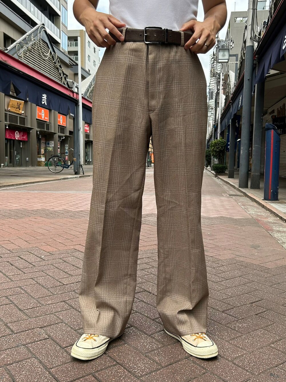 オレンジ系のシャツ/ブラウス、ブラウン系のスラックス、イエロー系のスニーカーを着用したメンズの夏コーディネートの2枚目の写真