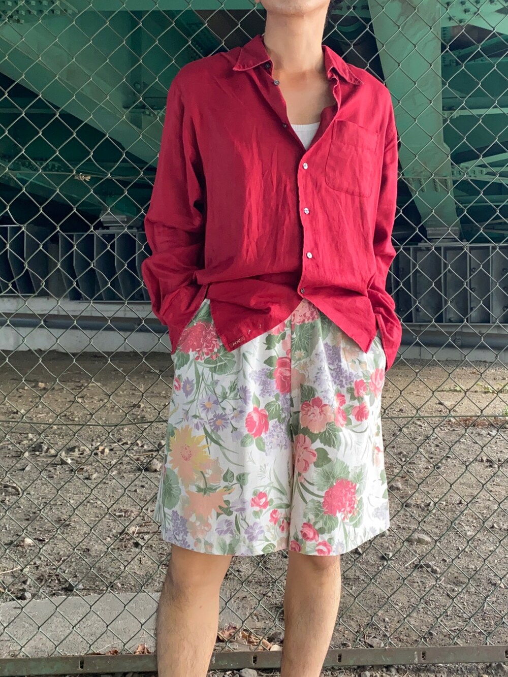 レッド系のシャツ/ブラウス、その他のパンツを着用したメンズの夏コーディネートの2枚目の写真