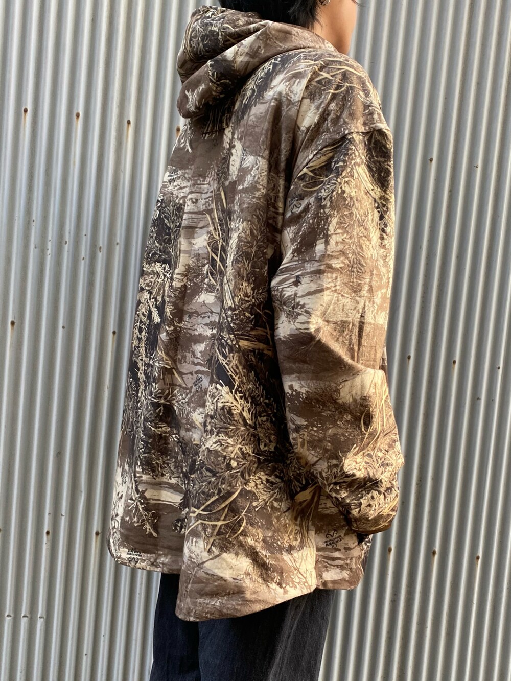 グリーン系のジャケット/アウター、ブラック系のデニムパンツ、ホワイト系のスニーカーを着用したメンズの冬コーディネートの3枚目の写真