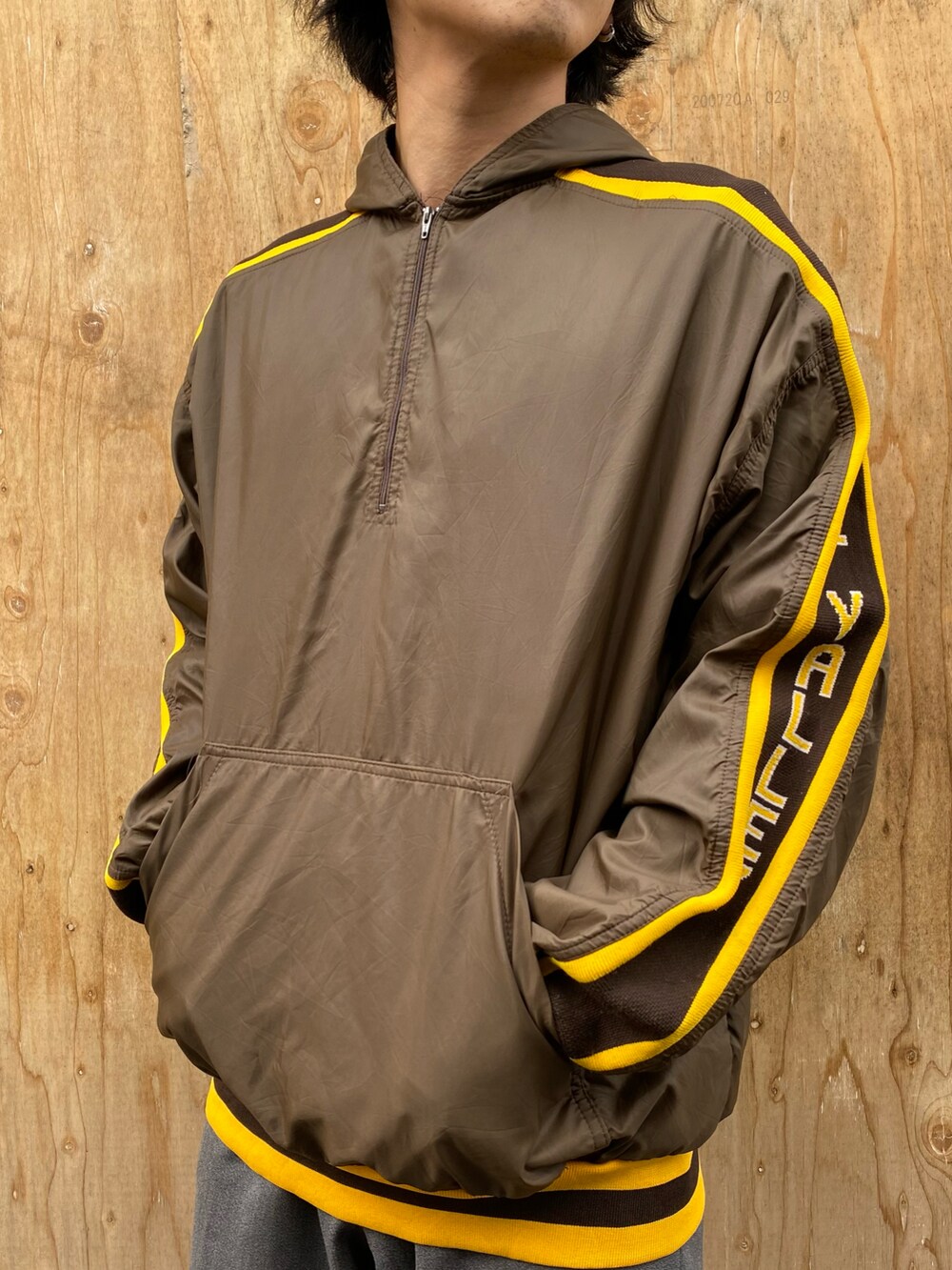 ブラウン系のトップス、グレー系のスラックス、ブラウン系のシューズを着用したメンズの冬コーディネートの2枚目の写真