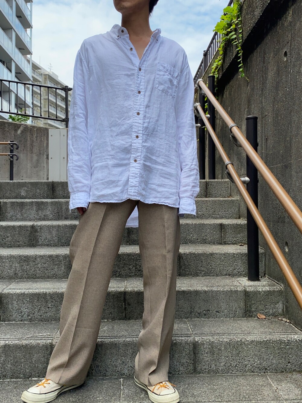 ホワイト系のシャツ/ブラウス、ベージュ系のスラックス、イエロー系のスニーカーを着用したメンズの夏コーディネートの3枚目の写真