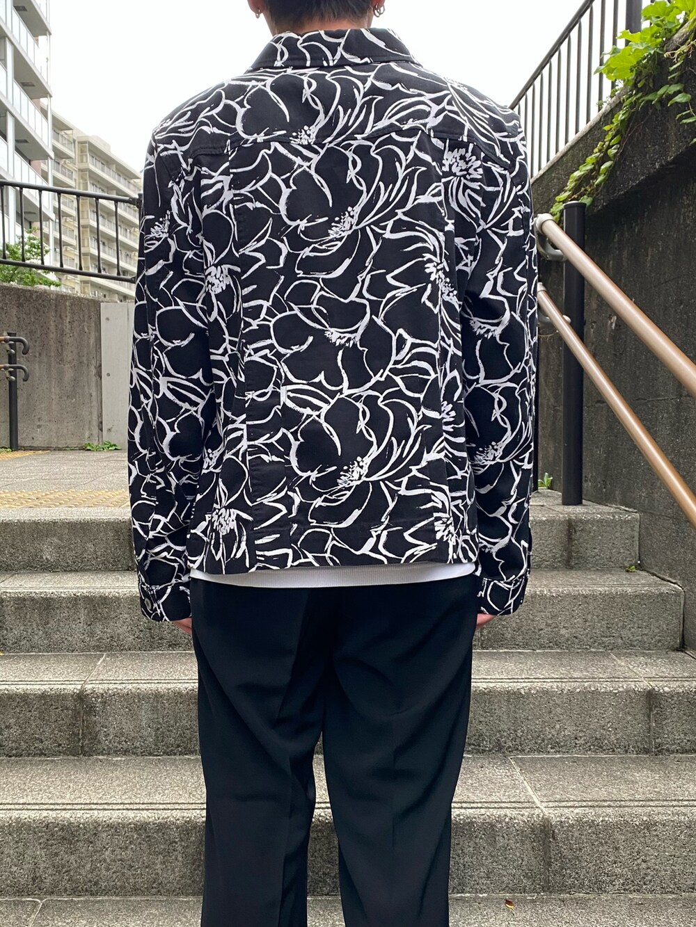 ブラック系のその他アウター、ブラック系のスラックス、イエロー系のスニーカーを着用したメンズの夏コーディネートの3枚目の写真