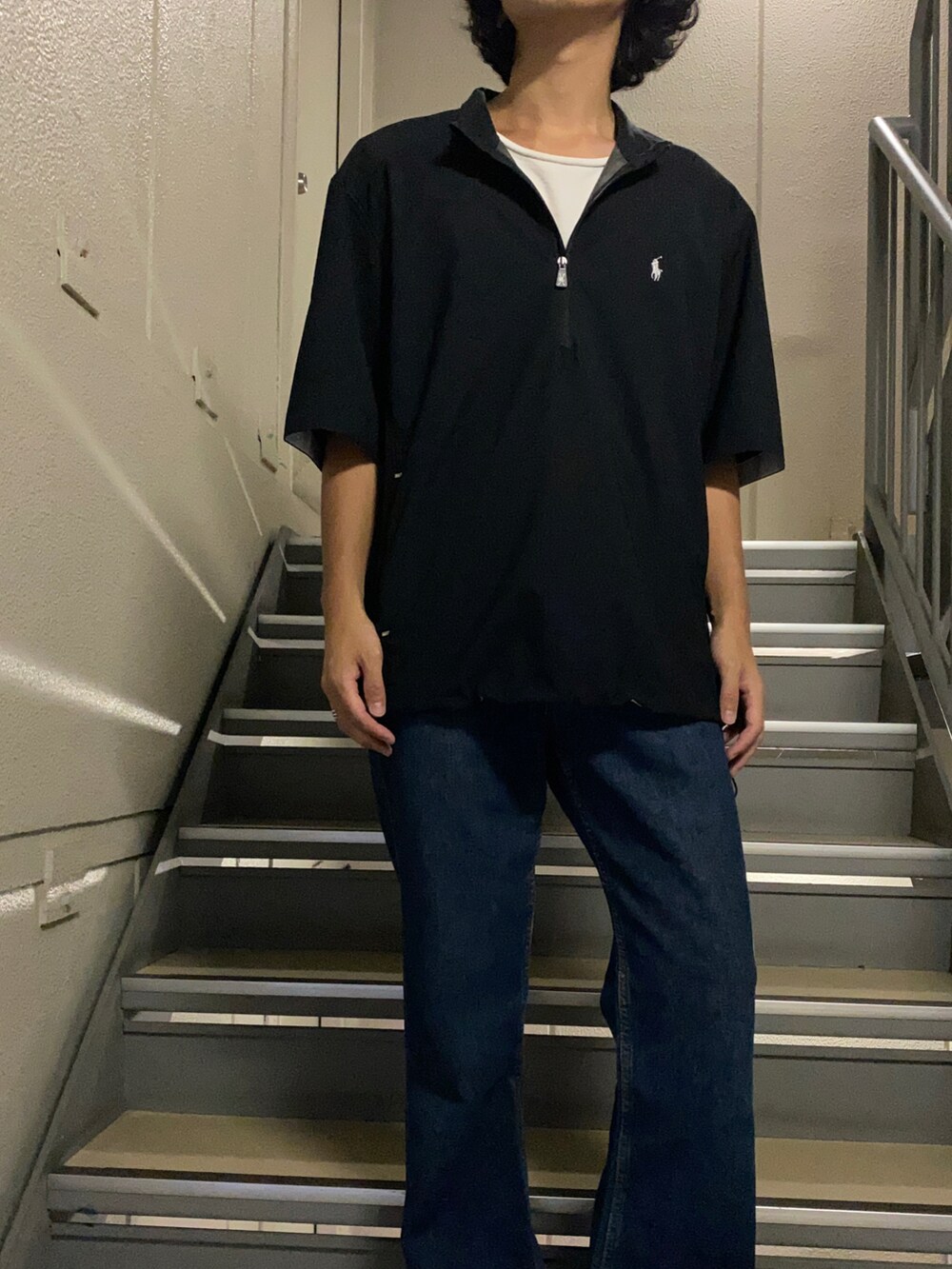 ブラック系のその他トップス、ブルー系のデニムパンツ、ブラック系のスニーカーを着用したメンズの夏コーディネートの4枚目の写真