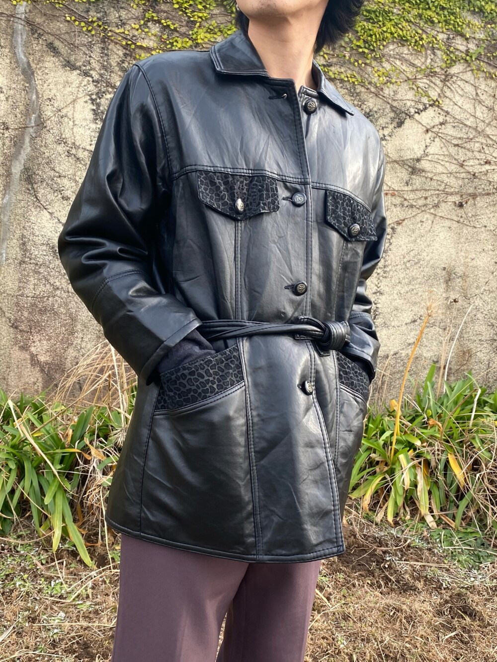 ブラック系のジャケット/アウター、ブラウン系のスラックス、ブラウン系のシューズを着用したメンズの冬コーディネートの2枚目の写真