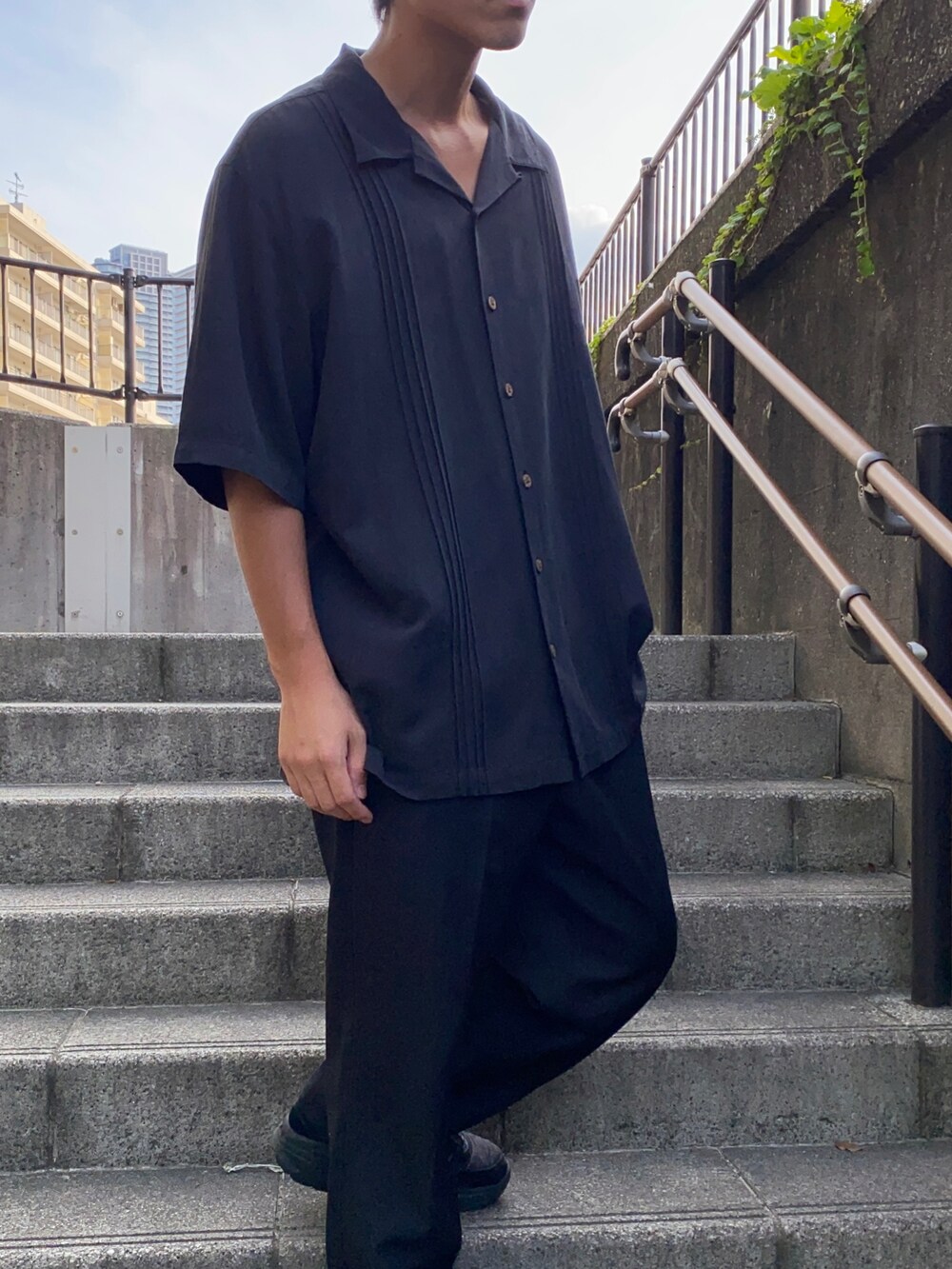 ブラック系のシャツ/ブラウス、ブラック系のスニーカーを着用したメンズの夏コーディネートの2枚目の写真