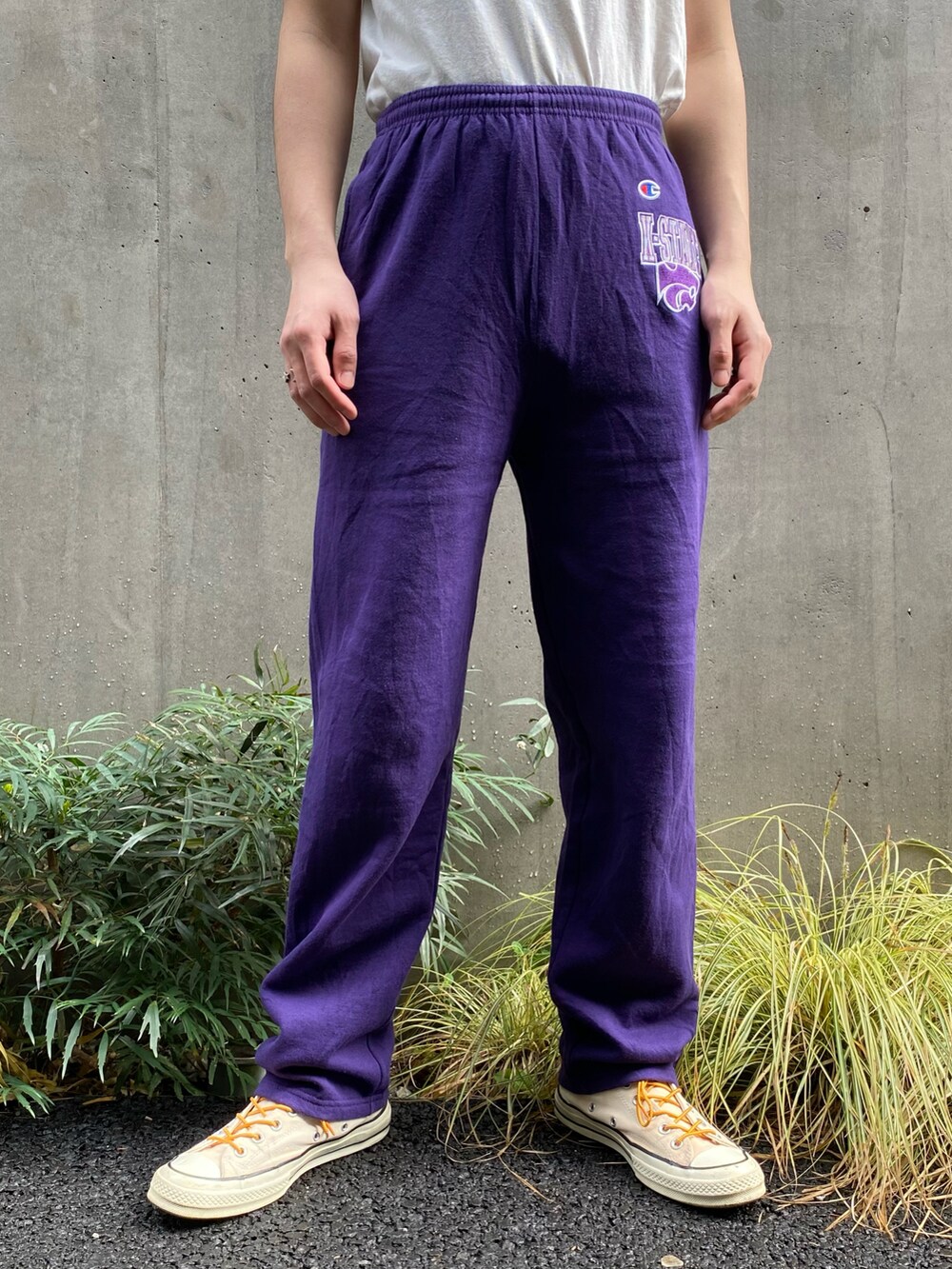 ブルー系のジャケット/アウター、パープル系のスウェットパンツ、イエロー系のスニーカーを着用したメンズの春コーディネートの3枚目の写真