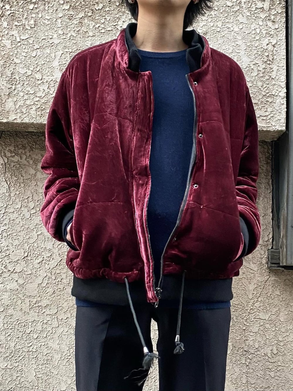 レッド系のジャケット/アウター、ブラック系のスラックスを着用したメンズの冬コーディネートの2枚目の写真