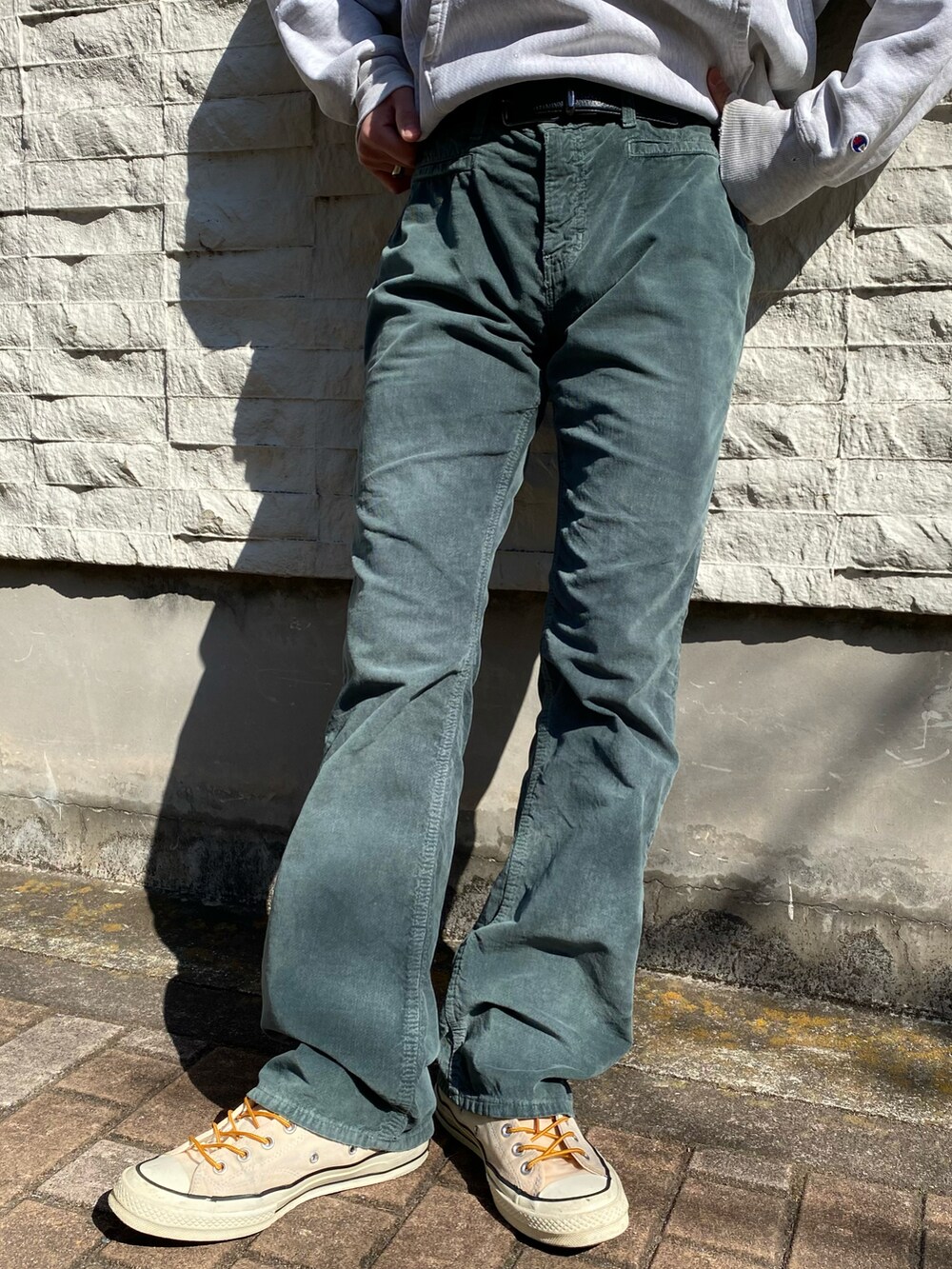 グレー系のパーカー、グリーン系のその他パンツ、イエロー系のスニーカーを着用したメンズの春コーディネートの2枚目の写真