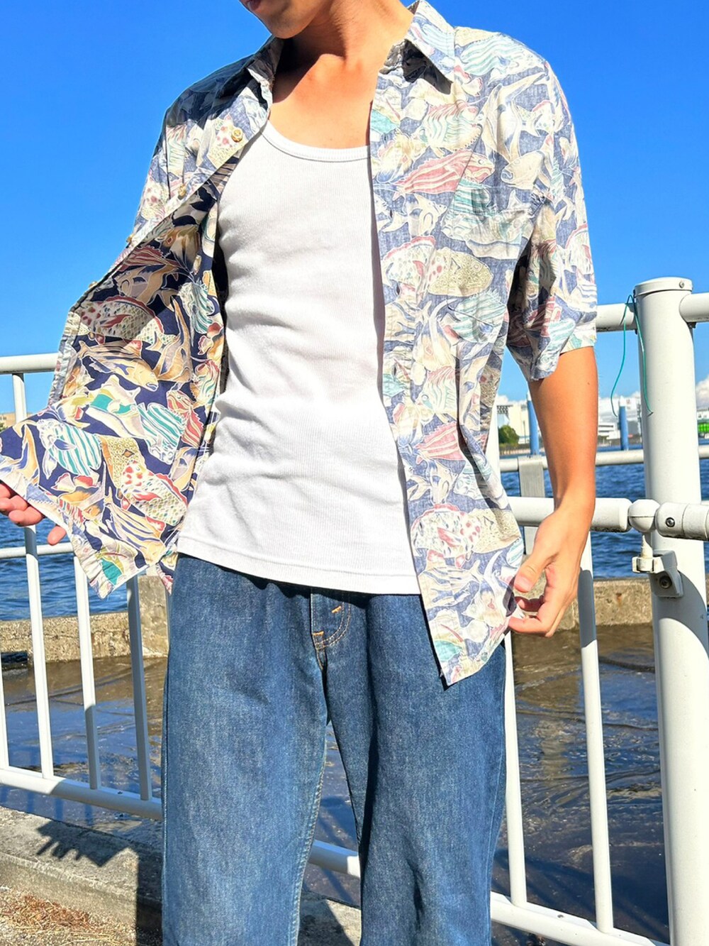 ブルー系のシャツ/ブラウス、ブルー系のデニムパンツを着用したメンズの夏コーディネートの2枚目の写真