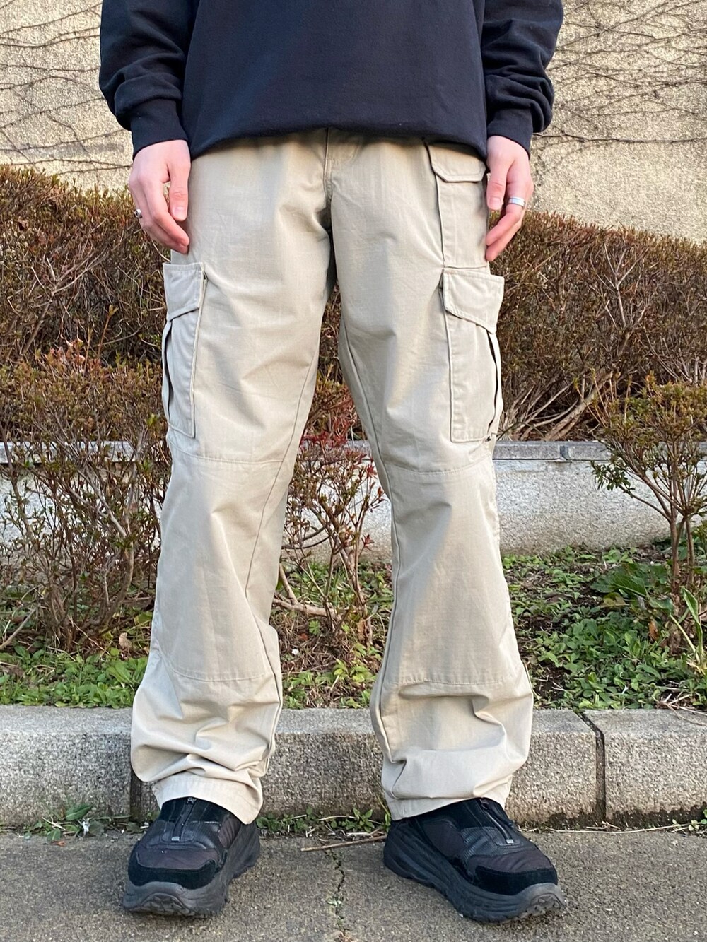 ブルー系のジャケット/アウター、ブラック系のスウェット、グレー系のカーゴパンツを着用したメンズの冬コーディネートの2枚目の写真