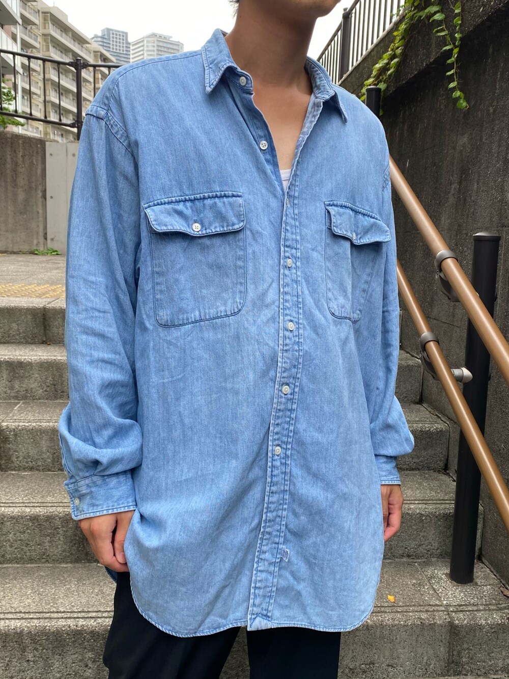ブルー系のシャツ/ブラウス、ブラック系のスラックス、イエロー系のスニーカーを着用したメンズの夏コーディネートの3枚目の写真