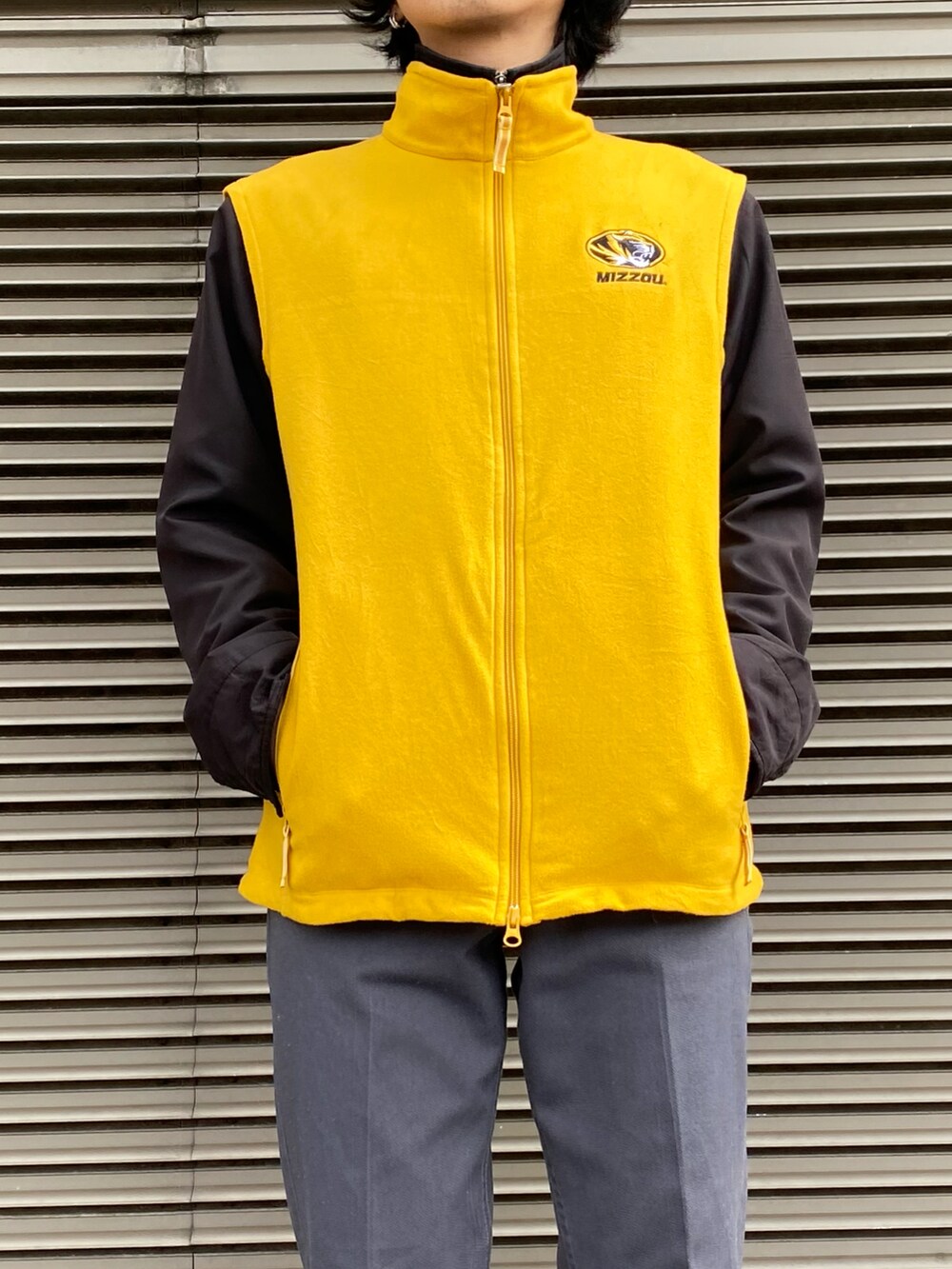 イエロー系のジャケット/アウター、ブラック系のジャケット/アウター、グレー系のパンツを着用したメンズの冬コーディネートの2枚目の写真