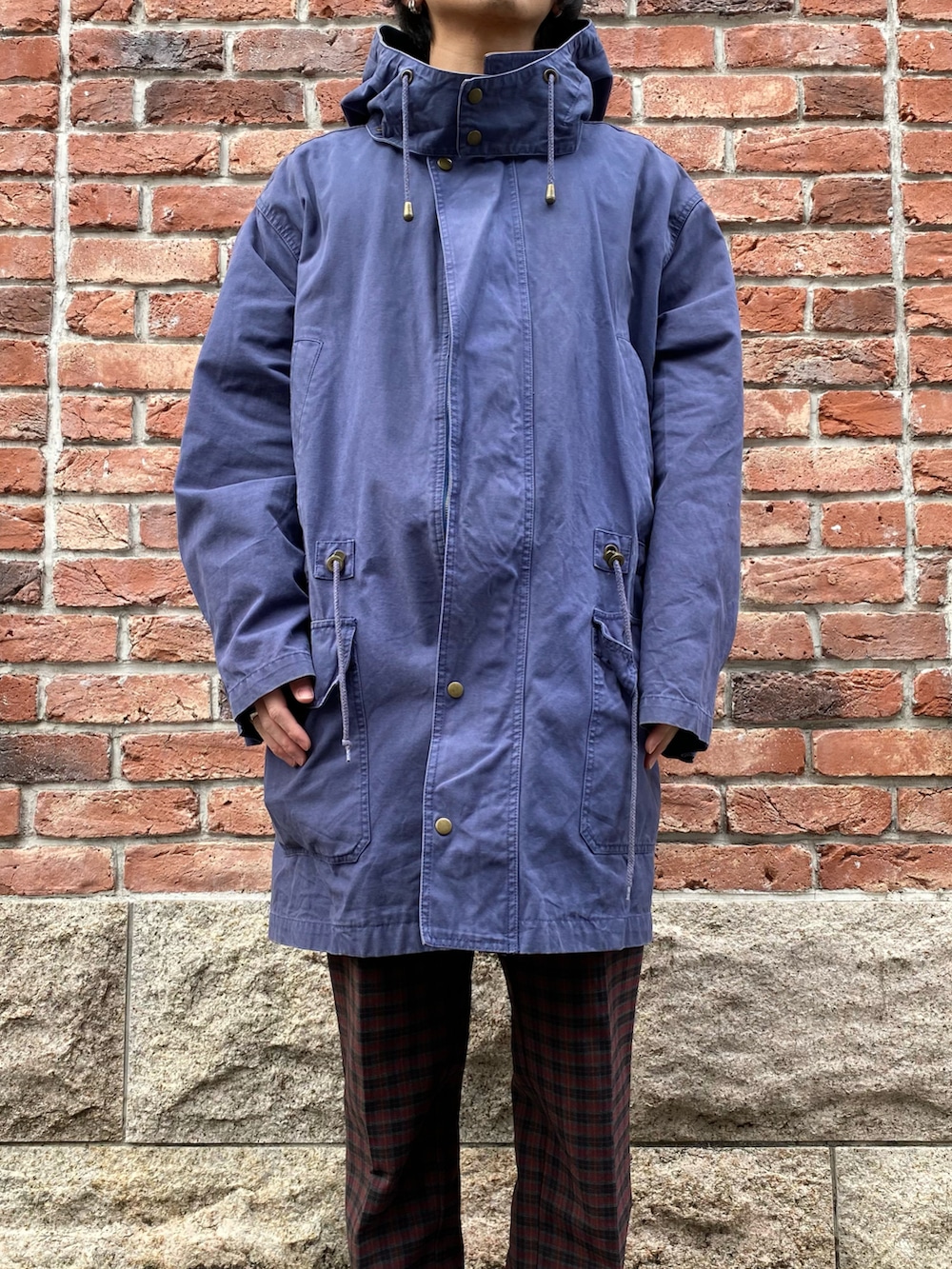 ブルー系のジャケット/アウター、レッド系のパンツ、ブラック系のスニーカーを着用したメンズの冬コーディネートの2枚目の写真