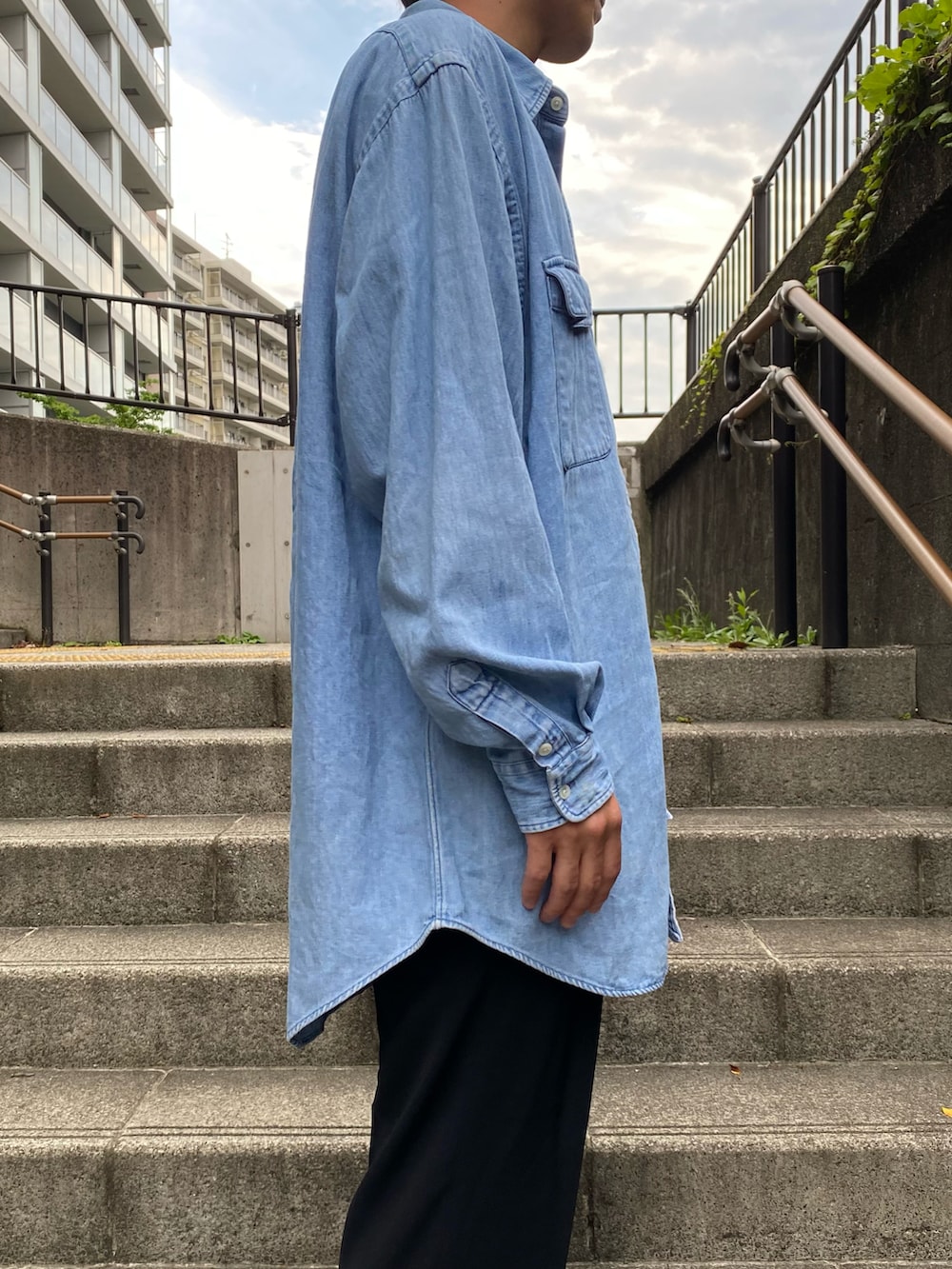 ブルー系のシャツ/ブラウス、ブラック系のスラックス、イエロー系のスニーカーを着用したメンズの夏コーディネートの2枚目の写真