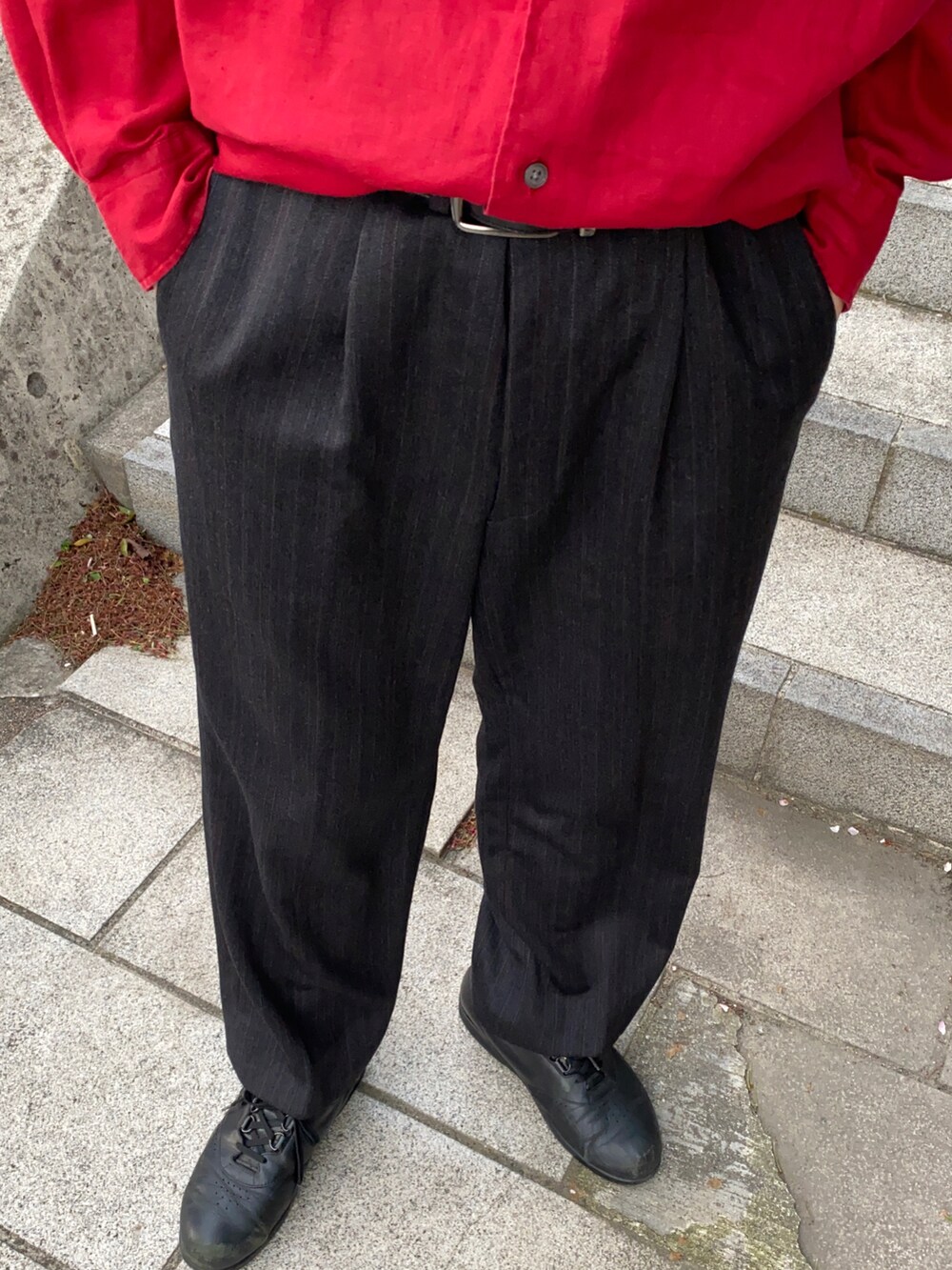 レッド系のシャツ/ブラウス、ブラック系のスラックス、ブラック系のスニーカーを着用したメンズの夏コーディネートの3枚目の写真